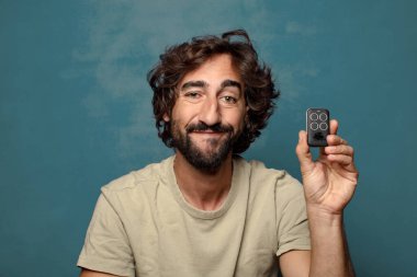 Garaj kumandalı sakallı genç bir adam.