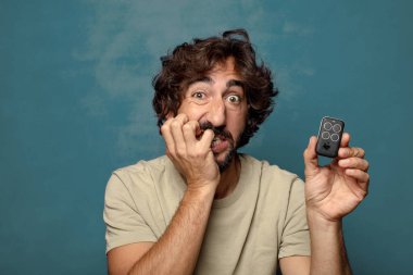 Garaj kumandalı sakallı genç bir adam.