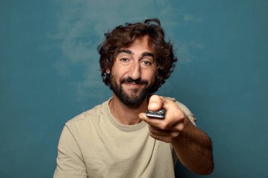 Garaj kumandalı sakallı genç bir adam.