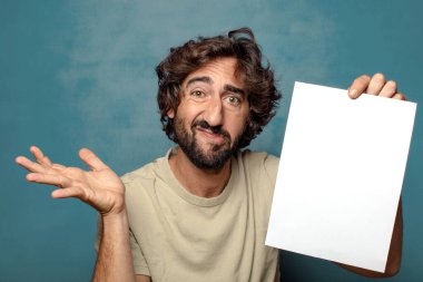 Genç, sakallı, elinde kağıt olan bir adam.