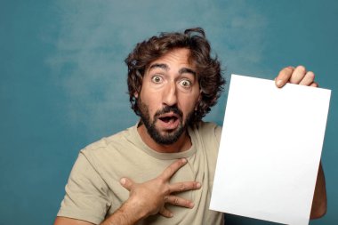 Genç, sakallı, elinde kağıt olan bir adam.