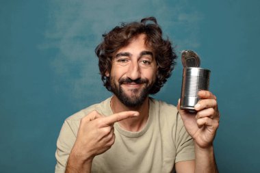 Genç, sakallı, çelik tenekeli adam.