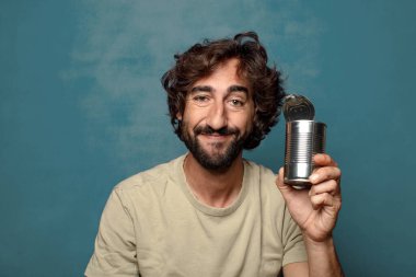 Genç, sakallı, çelik tenekeli adam.