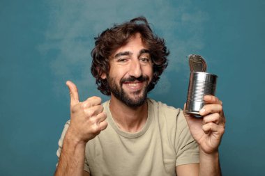 Genç, sakallı, çelik tenekeli adam.