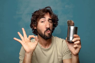 Genç, sakallı, çelik tenekeli adam.