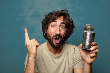 Genç, sakallı, çelik tenekeli adam.