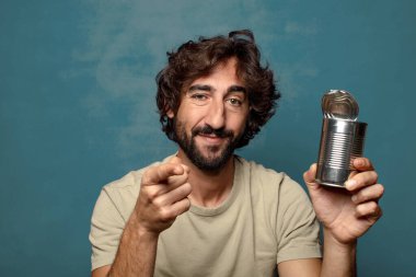 Genç, sakallı, çelik tenekeli adam.