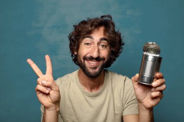 Genç, sakallı, çelik tenekeli adam.