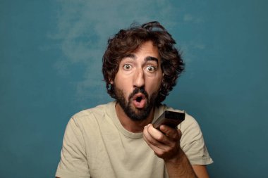 Uzaktan kumandalı sakallı genç bir adam.