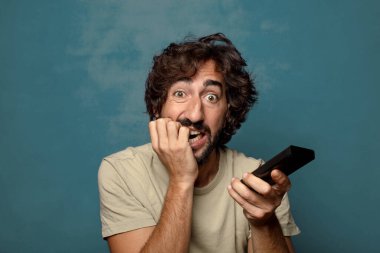 Uzaktan kumandalı sakallı genç bir adam.