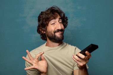 Uzaktan kumandalı sakallı genç bir adam.