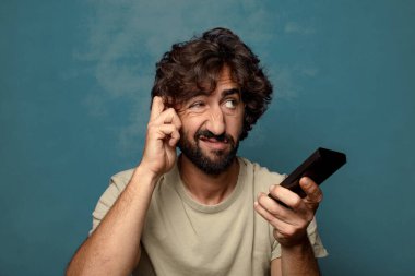 Uzaktan kumandalı sakallı genç bir adam.