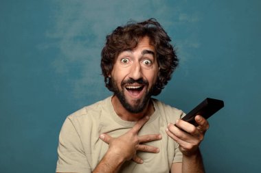 Uzaktan kumandalı sakallı genç bir adam.