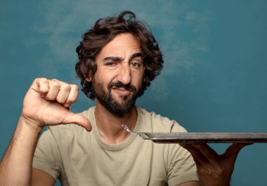 Gümüş tepsisi olan genç, sakallı bir adam.