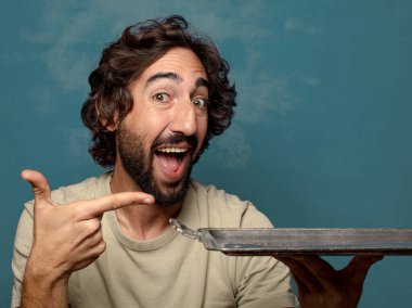 Gümüş tepsisi olan genç, sakallı bir adam.