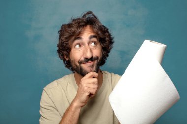 Genç, sakallı, kağıt havlu sarılı bir adam.