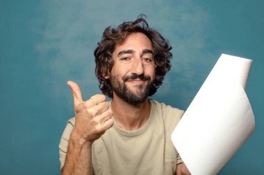 Genç, sakallı, kağıt havlu sarılı bir adam.