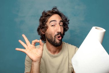 Genç, sakallı, kağıt havlu sarılı bir adam.