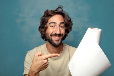 Genç, sakallı, kağıt havlu sarılı bir adam.