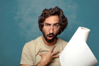 Genç, sakallı, kağıt havlu sarılı bir adam.