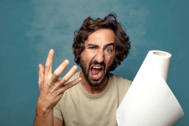 Genç, sakallı, kağıt havlu sarılı bir adam.