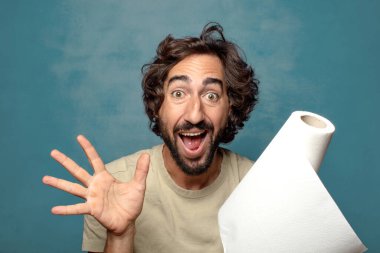 Genç, sakallı, kağıt havlu sarılı bir adam.