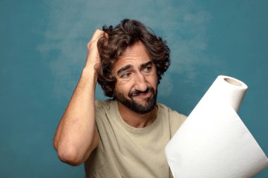 Genç, sakallı, kağıt havlu sarılı bir adam.