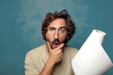 Genç, sakallı, kağıt havlu sarılı bir adam.