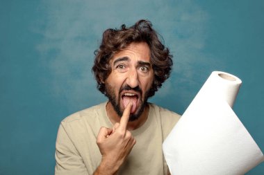 Genç, sakallı, kağıt havlu sarılı bir adam.