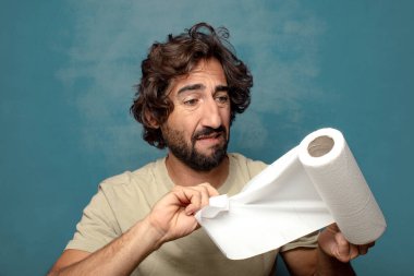 Genç, sakallı, kağıt havlu sarılı bir adam.