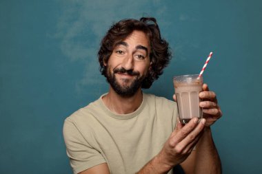 Çikolatalı milkshake 'li genç, sakallı adam.