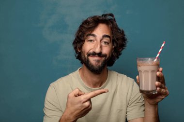 Çikolatalı milkshake 'li genç, sakallı adam.