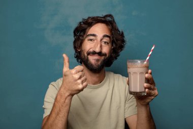 Çikolatalı milkshake 'li genç, sakallı adam.