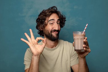 Çikolatalı milkshake 'li genç, sakallı adam.