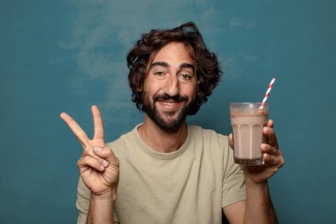 Çikolatalı milkshake 'li genç, sakallı adam.