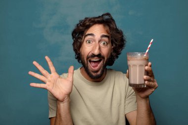 Çikolatalı milkshake 'li genç, sakallı adam.