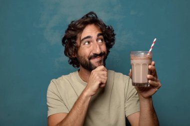 Çikolatalı milkshake 'li genç, sakallı adam.