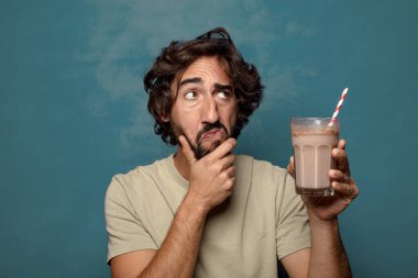 Çikolatalı milkshake 'li genç, sakallı adam.