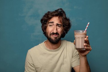 Çikolatalı milkshake 'li genç, sakallı adam.