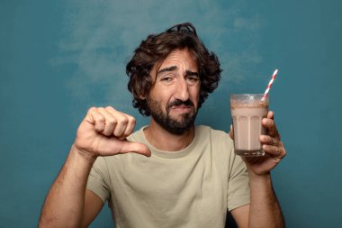 Çikolatalı milkshake 'li genç, sakallı adam.