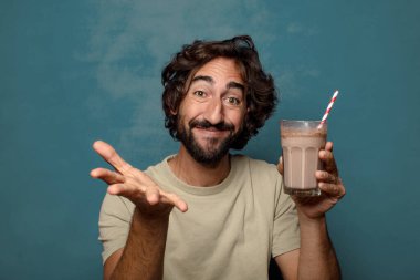 Çikolatalı milkshake 'li genç, sakallı adam.