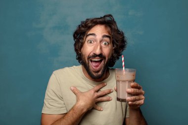 Çikolatalı milkshake 'li genç, sakallı adam.