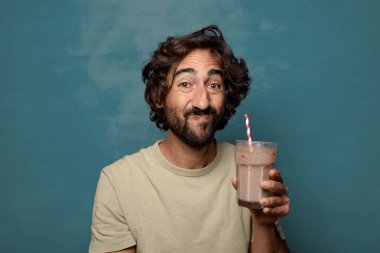 Çikolatalı milkshake 'li genç, sakallı adam.