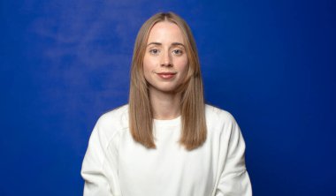 sarışın genç yetişkin kadın