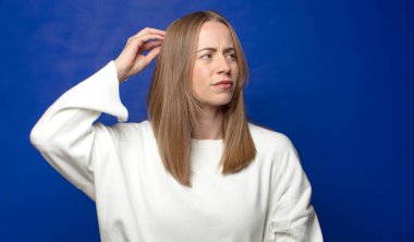 Şaşkın ve şaşkın hissediyorum, başımı kaşıyorum ve yan tarafa bakıyorum.