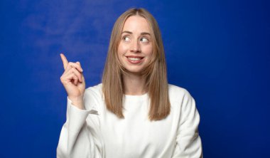 Mutlu bir şekilde gülümsemek ve yan bakmak, merak etmek, düşünmek ya da bir fikir sahibi olmak.