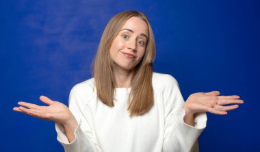 Kafası karışmış, kafası karışmış, kuşkulu, farklı seçenekleri tartıyor ya da seçiyor.