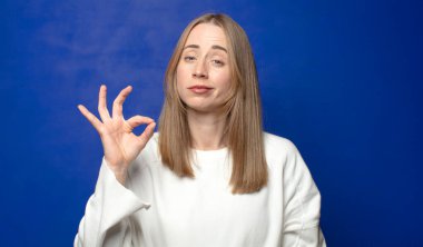 Mutlu, rahat ve tatmin olmuş hissediyorum. Onayını iyi bir hareketle gösteriyorum. Gülümsüyorum.