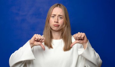 Üzgün, hayal kırıklığına uğramış ya da kızgın görünüyorsun. Anlaşmazlıkta baş parmağını gösteriyorsun. Hayal kırıklığına uğramış hissediyorsun.