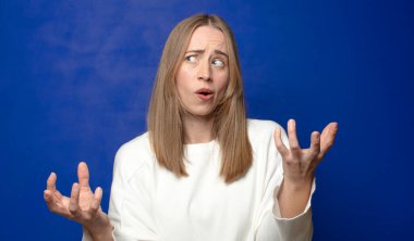 Mutlu, kibirli, gururlu ve kendini beğenmiş, kendini bir numara gibi hisseden